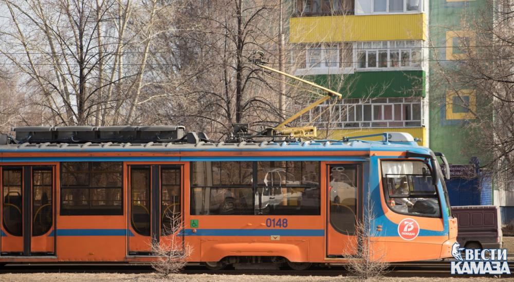 С конечной остановки выезжают по трем маршрутам автобусы первый возвращается каждые 25 минут