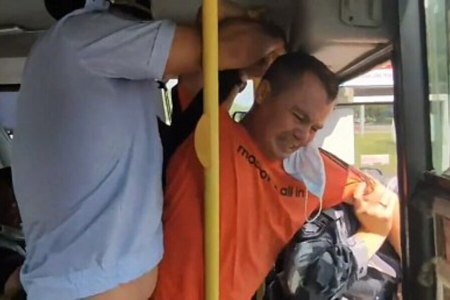 Бывший муж достал. Мужик из автобуса. Мужчина в автобусе. Мужика вытолкнули из автобуса. Парень выталкивает пассажира из автобуса.