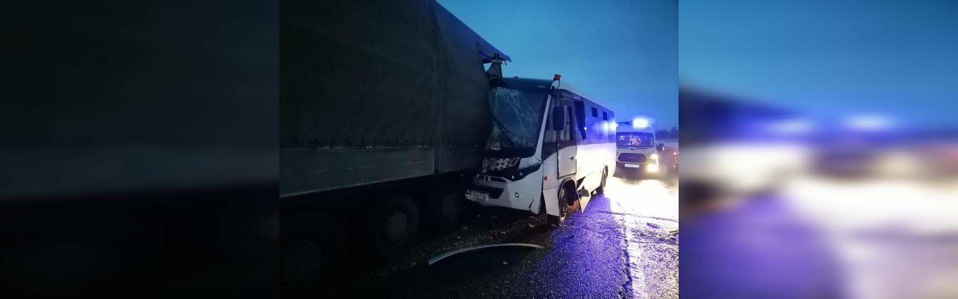 «Пострадали все…»: в вахтовом автобусе, врезавшемся в фуру, ехали 20  челнинцев и елабужанка - «Вести КАМАЗа»