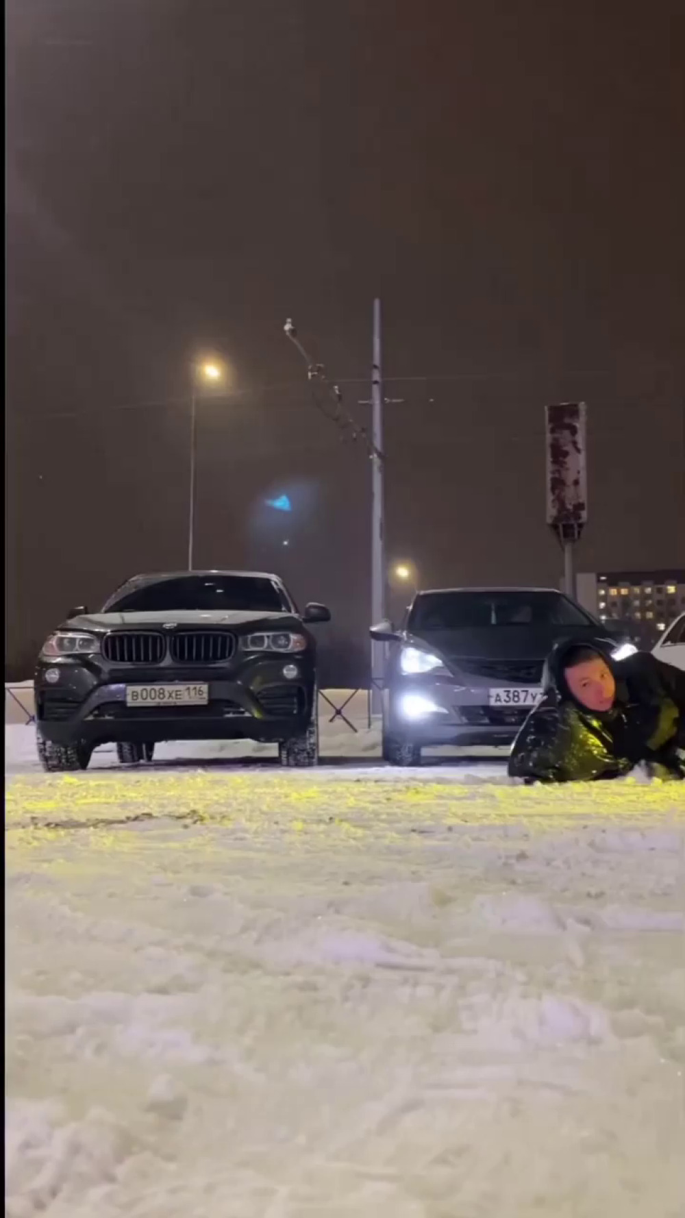 Стоя, сидя, лежа: челнинцы снимают оригинальное видео с «покатушками» на  автомобилях - «Вести КАМАЗа»