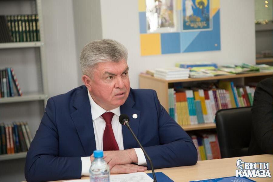 Мэр челнов магдеев. Мэр челнов. мэр набережных челнов.