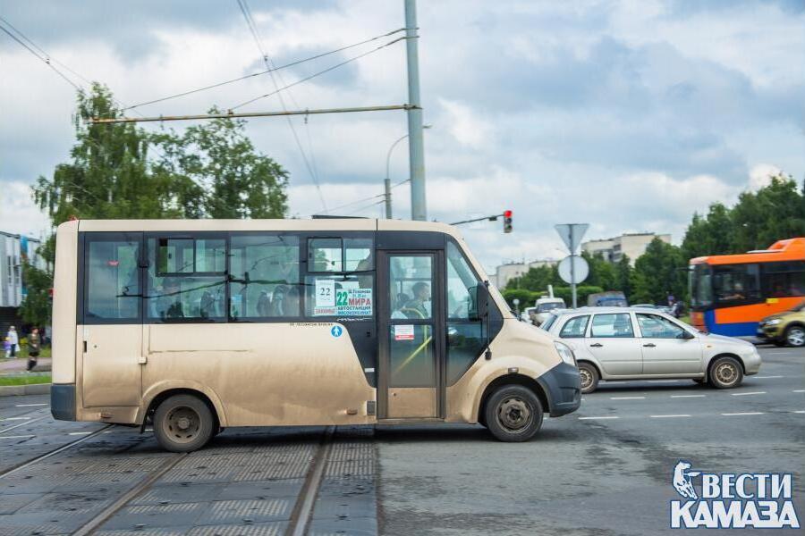 водитель ведет автобус а корабль