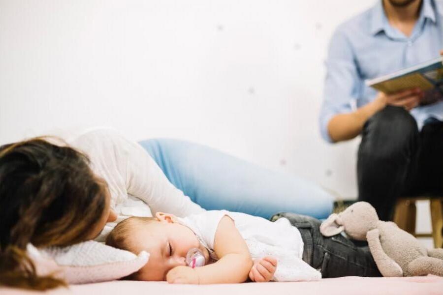 Усыпил мамку. Единое пособие на детей. Sleeping on the Floor. Mother fingering clitoris next to sleeping children.