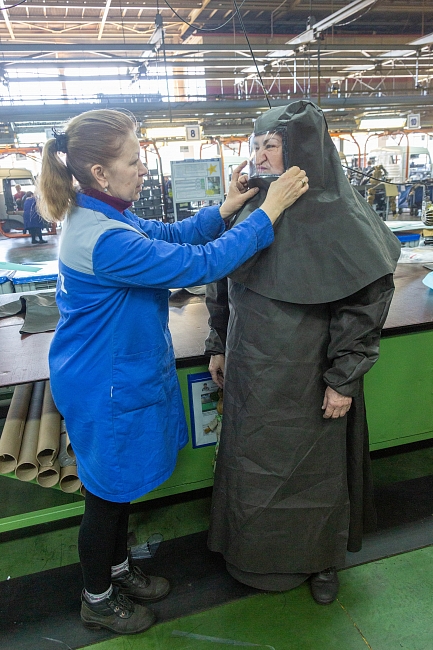 Противоэпидемические костюмы на автомобильном заводе 