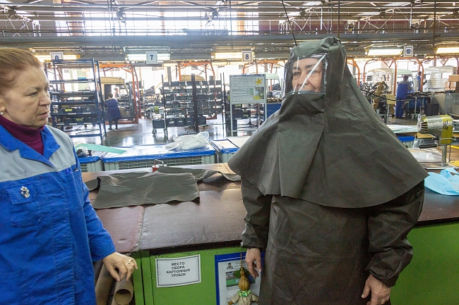 Противоэпидемические костюмы на автомобильном заводе 