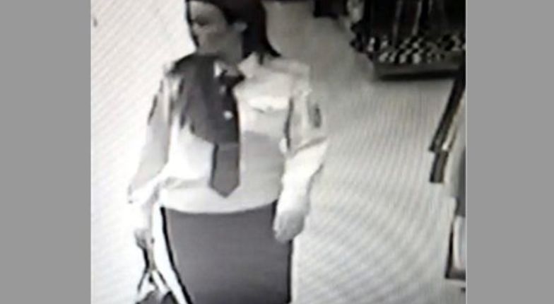 Форму украли. Кража униформы. Девушка в форме полицейского воровала в Казани. Девушки полицейские 3d кража формы.